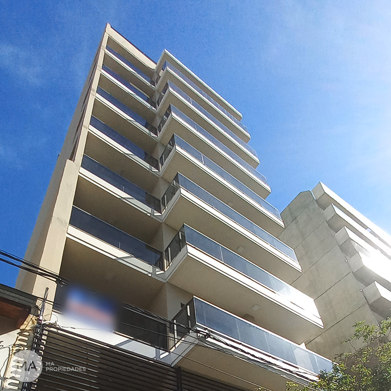 Departamento de un dormitorio con vista parcial al río en Pto Norte