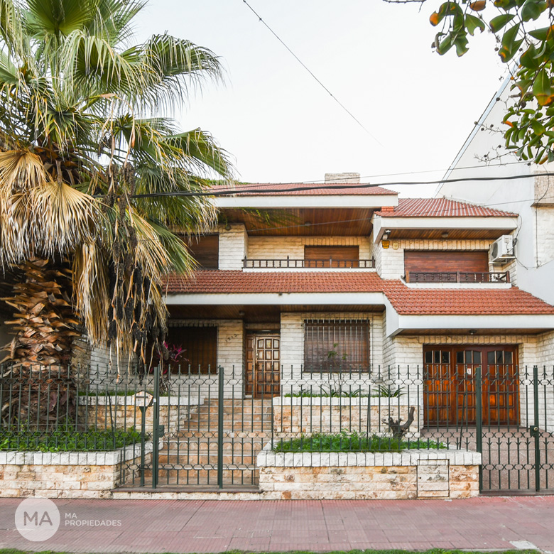 Casa 5 dormitorios, cochera, pileta - Bv. Rondeau 1200 - Alberdi Rosario