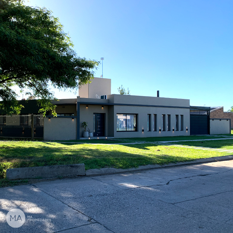 Casa 3 dormitorios, 2 baños y jardín con piscina - El Mortero y Calle 4 - Cantegril Funes