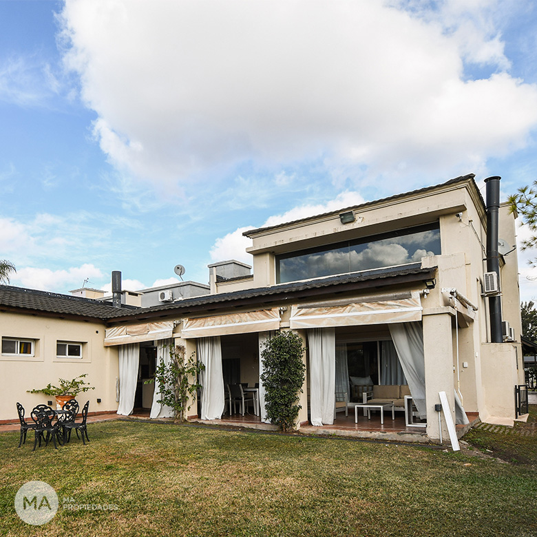 Casa de 4 dormitorios con jardín y piscina - Santa Coloma 9100 - Hostal del Sol-  Rosario | Venta