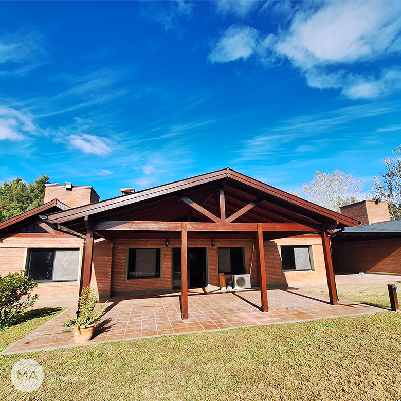 Casa 4 dormitorios con dependencias  - Los Raigales - Roldán | venta