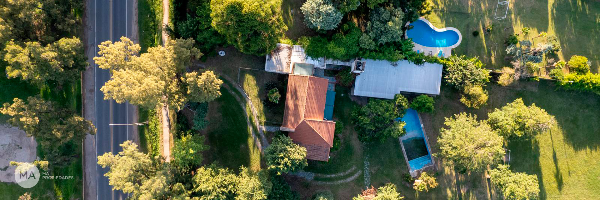 Casa 700 m2 apta para uso comercial, jardín, piscina. Ruta 9 y Bv. Mitre, Funes. | Venta