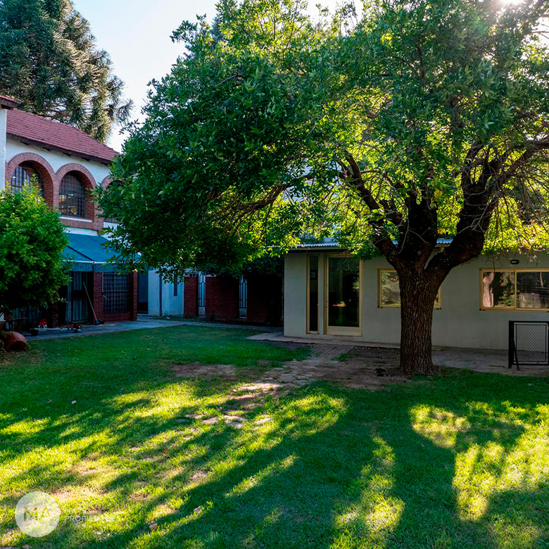 Casa 700 m2 apta para uso comercial, jardín, piscina. Ruta 9 y Bv. Mitre, Funes. | Venta