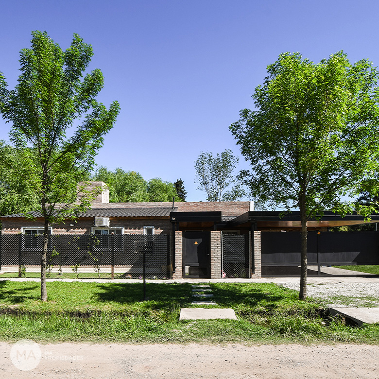 Casa 3 dormitorios - El Resero y Cnel. Díaz - Funes | Venta