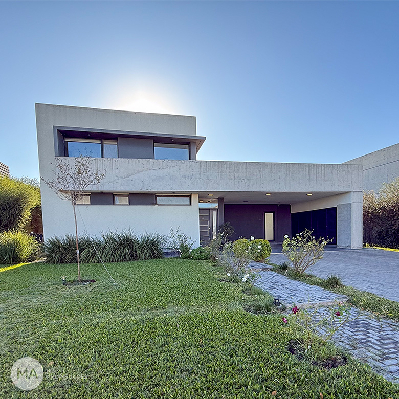 Casa 3 Dormitorios con Jardín - San Sebastián - Funes | Venta