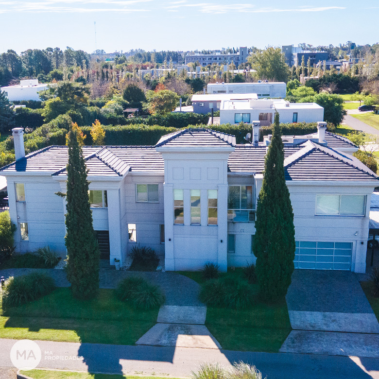 Casa de 4 Dormitorios con Piscina, lote de 2400 m2 - Kentucky - Funes | Venta