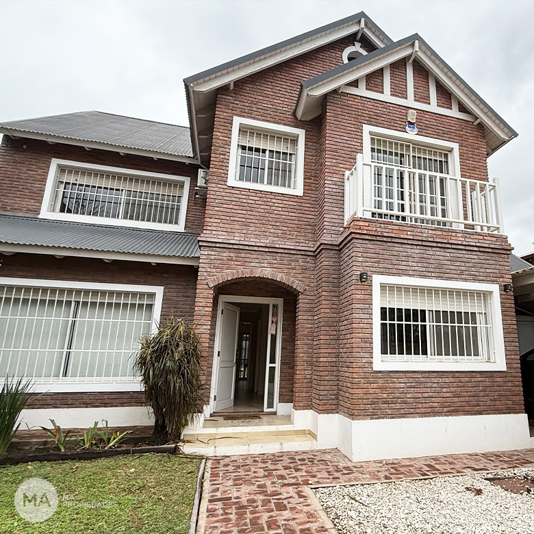Casa 2 Dormitorios con jardín y pileta - Azcuenaga 8500 - Fisherton | Venta