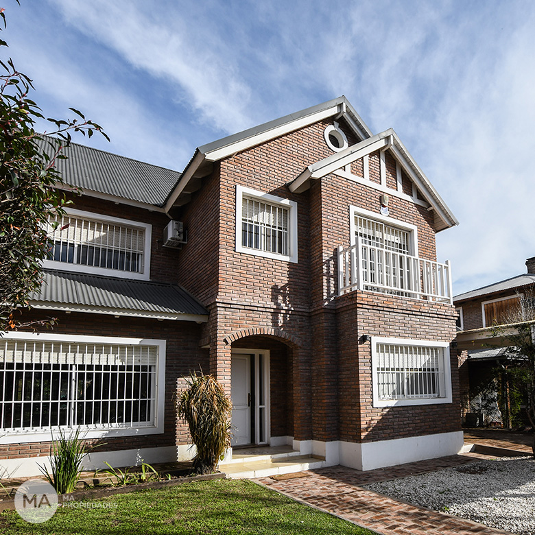 Casa 2 Dormitorios con jardín y pileta - Azcuenaga 8500 - Fisherton | Venta