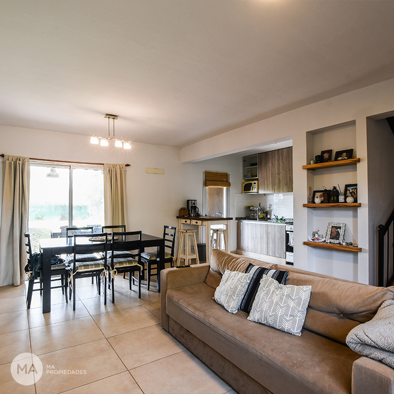 Casa 3 Dormitorios con jardin y pileta - Juan D. Perón 300 - Funes | Alquiler