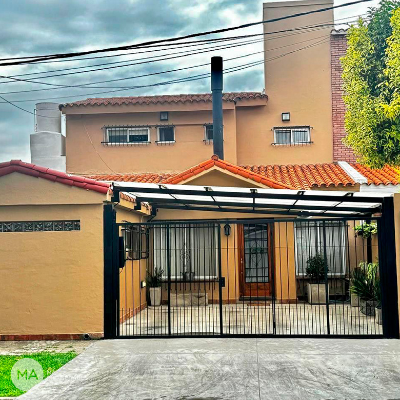 Casa 3 Dormitorios con jardín - Mendez Goncales 2500 - J. Cura - Rosario | Venta