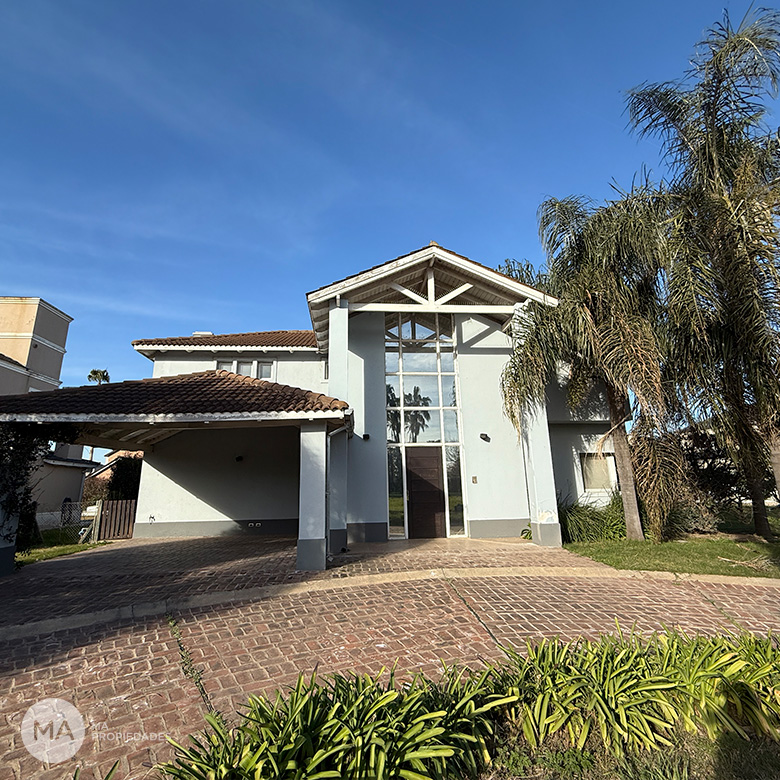 Casa 5 Dormitorios con jardín y cava de vinos - San Marino - Funes | Venta