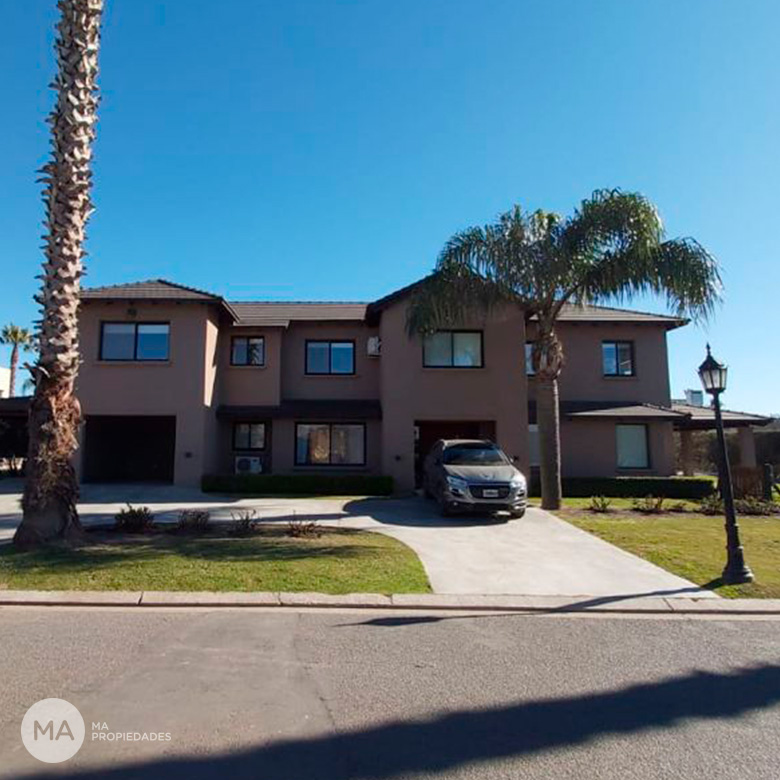 Casa 5 Dormitorios con parque y pileta - San Marino - Funes | Venta