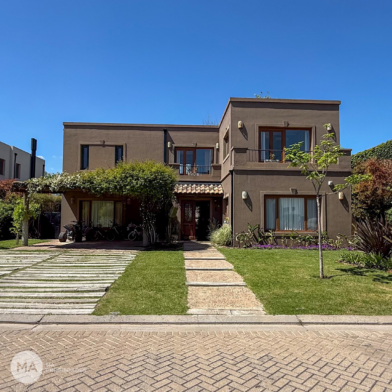 Casa 4 Dormitorios con jardín y pileta - Aguadas - Funes | Venta