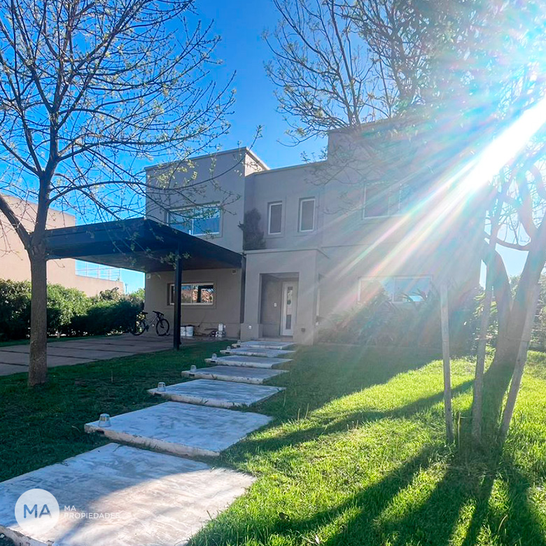 Casa 4 Dormitorios con jardín y pileta - San Sebastián - Funes | Venta