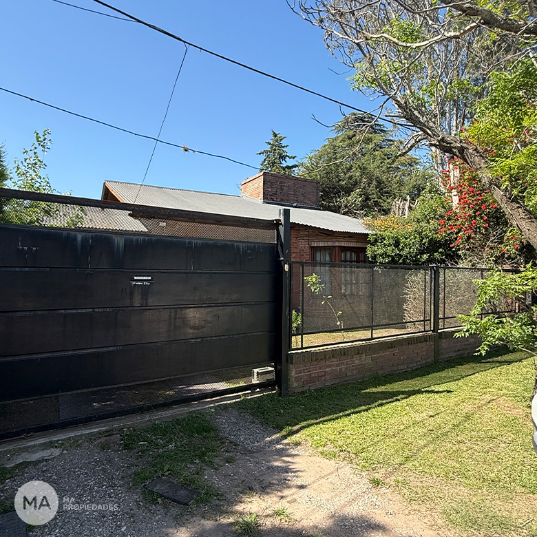 Casa 3 Dormitorios con jardín y pileta - Fuerza Aérea 1300 - Funes | Venta