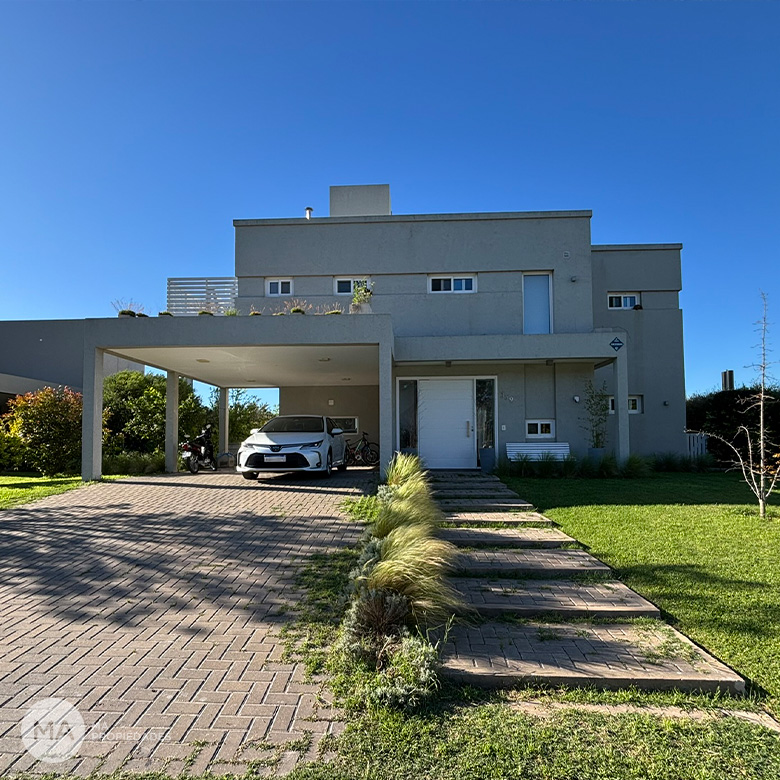 Casa 3 Dormitorios con jardín y pileta - San Sebastián -  Funes | Venta