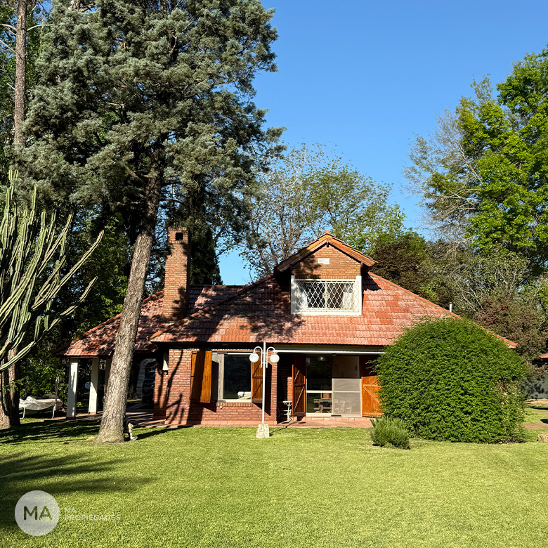 Casa 2 Dormitorios con extenso jardín - El Talero 2600 - Funes | Venta