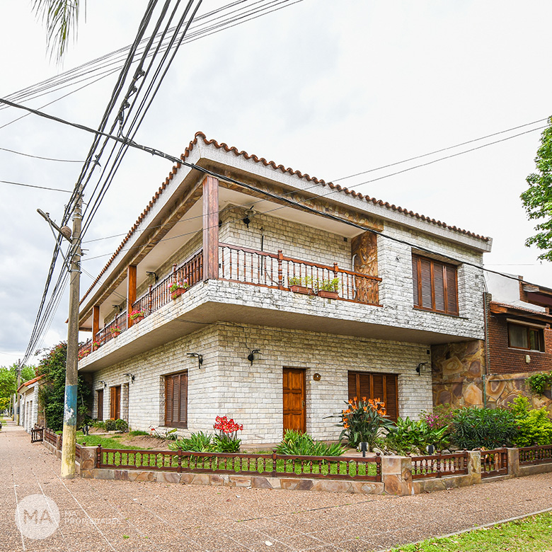 Venta Casa Chalet 5 Dormitorios Cochera Patio Granadero Baigorria