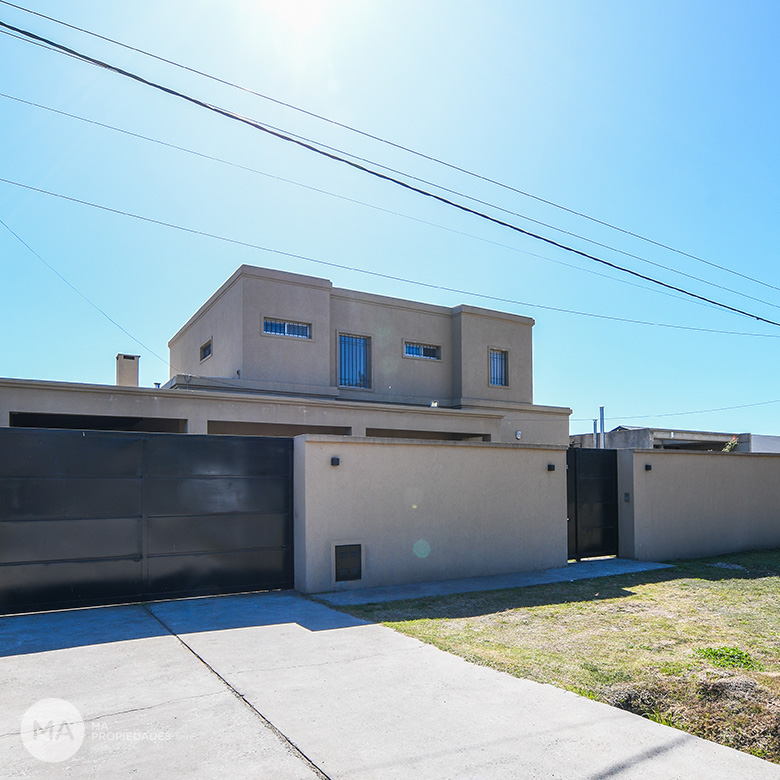 Casa en venta 4 dormitorios Piscina Fisherton Rosario