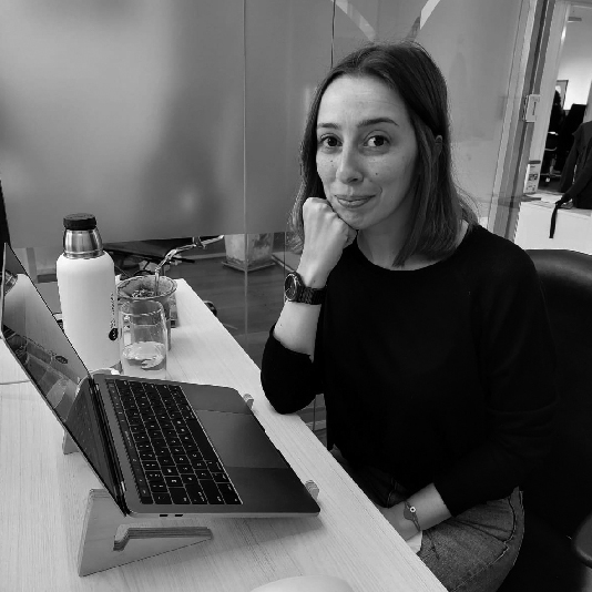 COMUNICACIÓN - DANIELA SCHMIDT
Diseñadora Gráfica